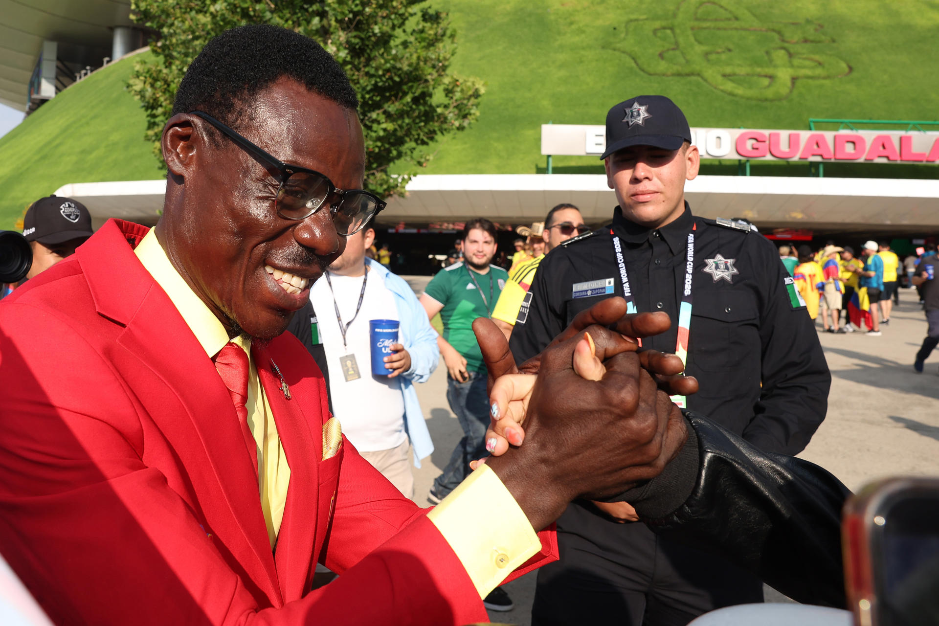 El hincha del Congo Michel Kuka Mboladinga, conocido como Lumumba Vea, saluda a aficionados este martes, antes del partido del grupo K del Mundial de la FIFA 2026 entre Colombia y RD Congo en el estadio Akron en Guadalajara (México). EFE/ Alex Cruz
