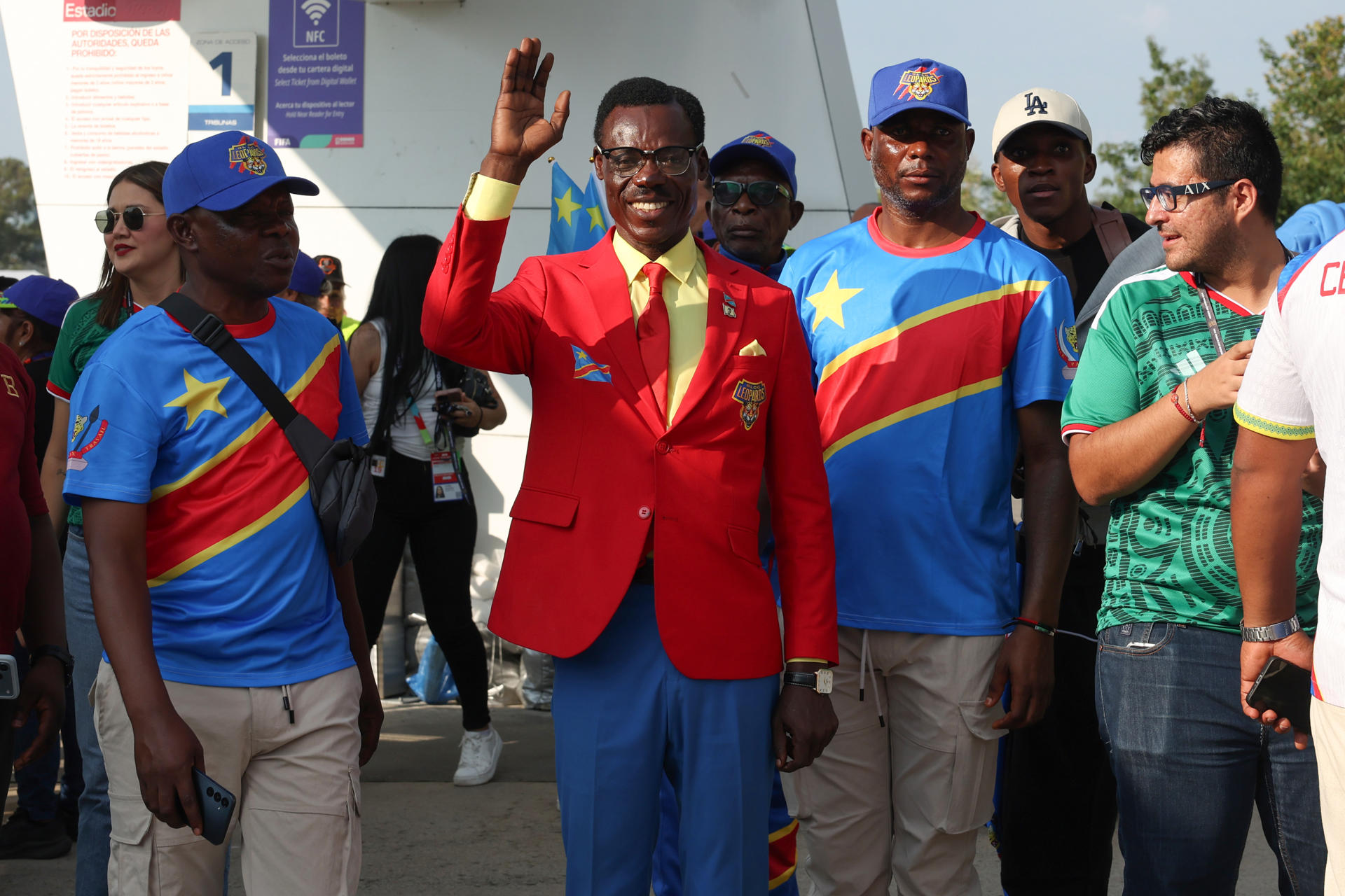 El hincha del Congo Michel Kuka Mboladinga, conocido como Lumumba Vea, saluda a aficionados este martes, antes del partido del grupo K del Mundial de la FIFA 2026 entre Colombia y RD Congo en el estadio Akron en Guadalajara (México). EFE/ Alex Cruz
