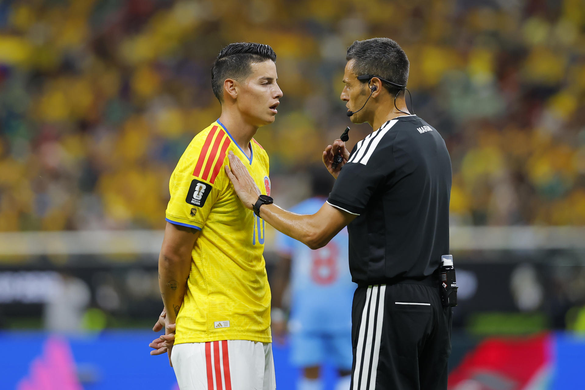 James Rodríguez (i) de Colombia habla con el arbitro italiano Maurizio Mariani este martes, en un partido del grupo K del Mundial de la FIFA 2026 entre Colombia y RD Congo, en el estadio Akron en Guadalajara (México). EFE/ Francisco Guasco
