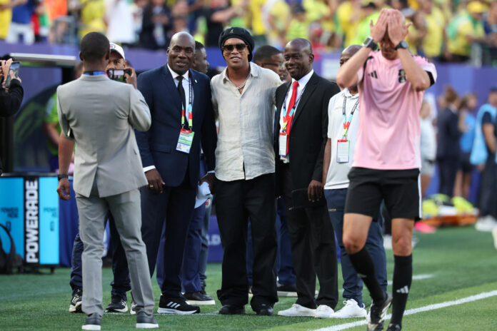 El exfutbolista brasileño Ronaldinho (c) posa con seguidores en un partido del grupo C del Mundial de la FIFA 2026 entre Brasil y Haití en el estadio Lincoln Financial Field en Filadelfia (Estados Unidos). Imagen de archivo. EFE/ Sebastiao Moreira
