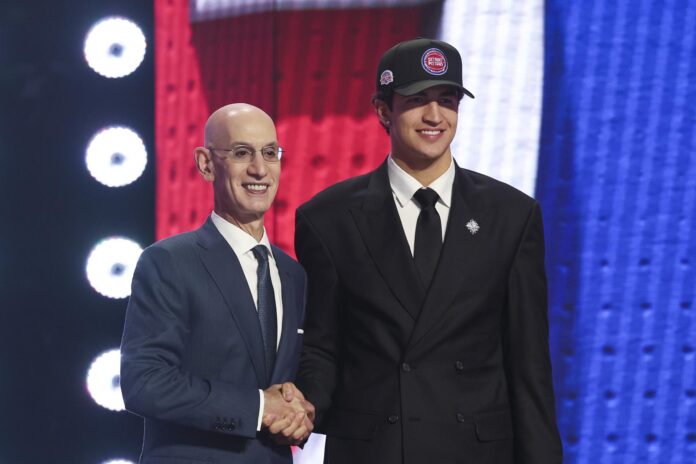 El comisionado de la NBA, Adam Silver (i), y el mexicano Karim López durante el Draft de la NBA en New York. EFE/EPA/SARAH YENESEL SHUTTERSTOCK OUT
