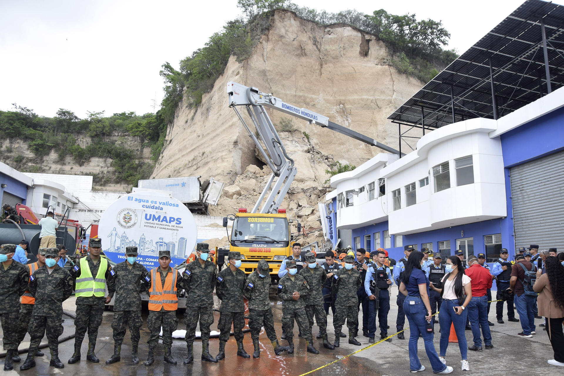 Integrantes del Ejercito y de la Policía de Honduras resguardan la zona de un derrumbe en Tegucigalpa (Honduras). EFE/ STR
