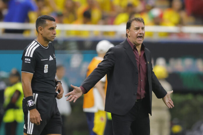 El seleccionador de Colombia Nestor Lorenzo dirige durante el partido del grupo K del Mundial de la FIFA 2026 entre Colombia y RD Congo en el estadio Akron en Guadalajara (México). EFE/ Alex Cruz
