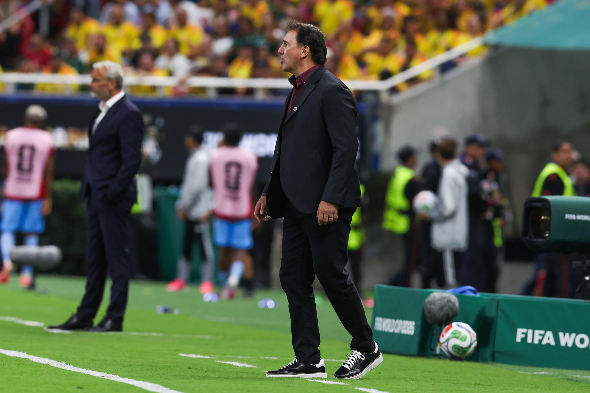 El seleccionador de Colombia Nestor Lorenzo dirige durante el partido del grupo K del Mundial de la FIFA 2026 entre Colombia y RD Congo en el estadio Akron en Guadalajara (México). EFE/ Alex Cruz
