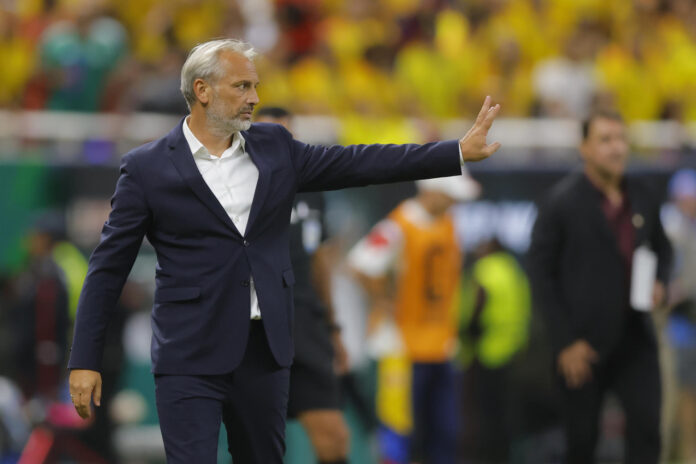 El seleccionador de Congo, Sebastien Desabre, da indicaciones en el partido del grupo K del Mundial de la FIFA 2026 entre Colombia y RD Congo, en el estadio Akron en Guadalajara (México). EFE/ Francisco Guasco
