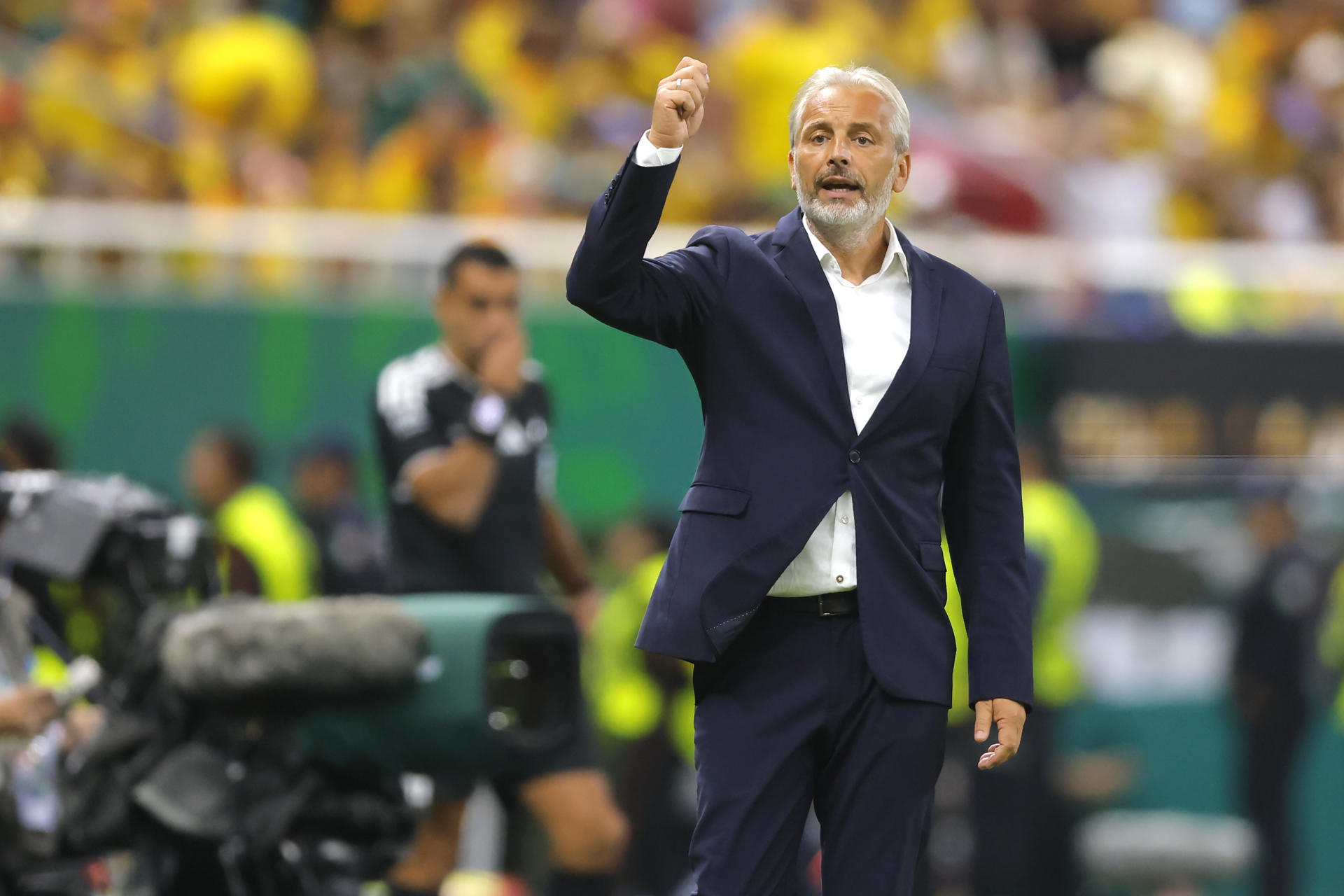 El seleccionador de Congo, Sebastien Desabre, da indicaciones en el partido del grupo K del Mundial de la FIFA 2026 entre Colombia y RD Congo, en el estadio Akron en Guadalajara (México). EFE/ Francisco Guasco
