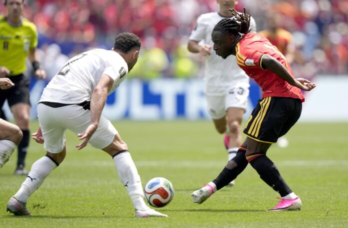 Jeremy Doku (D) de Bélgica en acción contra Yasser Ibrahim de Egipto durante el partido del grupo de la Copa Mundial de la FIFA 2026 entre Bélgica y Egipto, en Seattle, EE.UU. EFE/EPA/STEPHEN BRASHEAR
