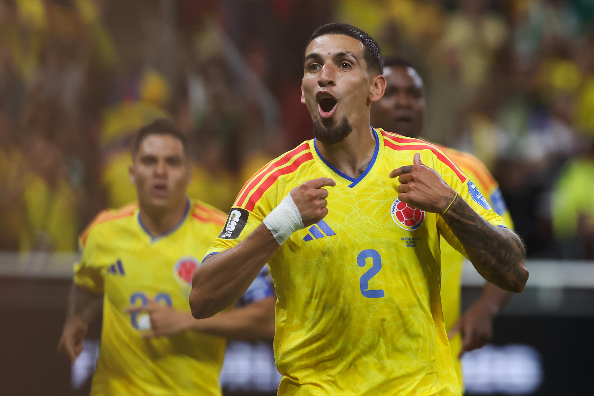 Daniel Muñoz de Colombia celebra su gol durante el partido del grupo K del Mundial de la FIFA 2026 entre Colombia y RD Congo en el estadio Akron en Guadalajara (México). EFE/ Alex Cruz
