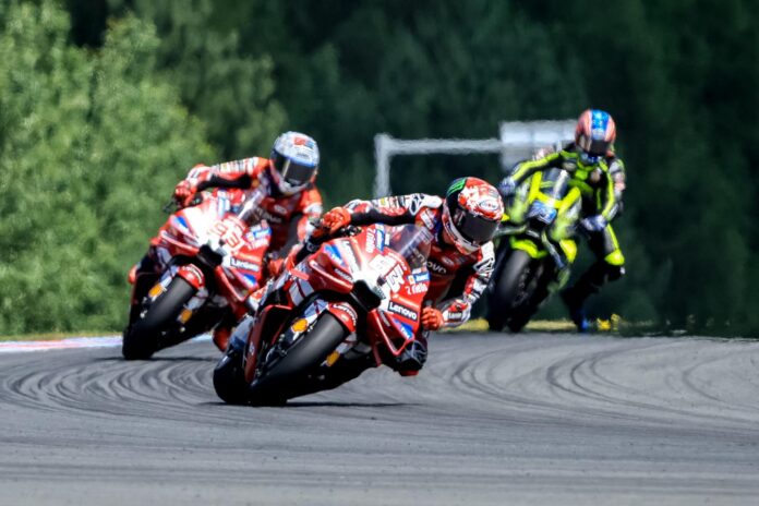 El piloto italiano Francesco Bagnaia (delante) y su compañero en Ducati, el español Marc Márquez (i), durante el Gran Premio de República Checa de MotoGP, el pasado domingo. EFE/MARTIN DIVISEK
