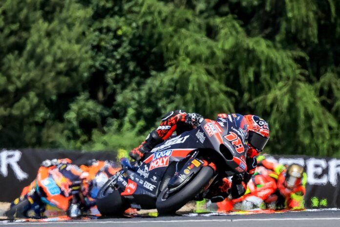 El piloto español Manuel González, el pasado 20 de junio, durante su participación en el Gran Premio de Repúlica Checa de motociclismo. EFE/MARTIN DIVISEK

