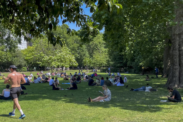 Varias personas aprovechan la sombre de los árboles en un parque de Londres este martes. EFE/ Luis Campello Agullo
