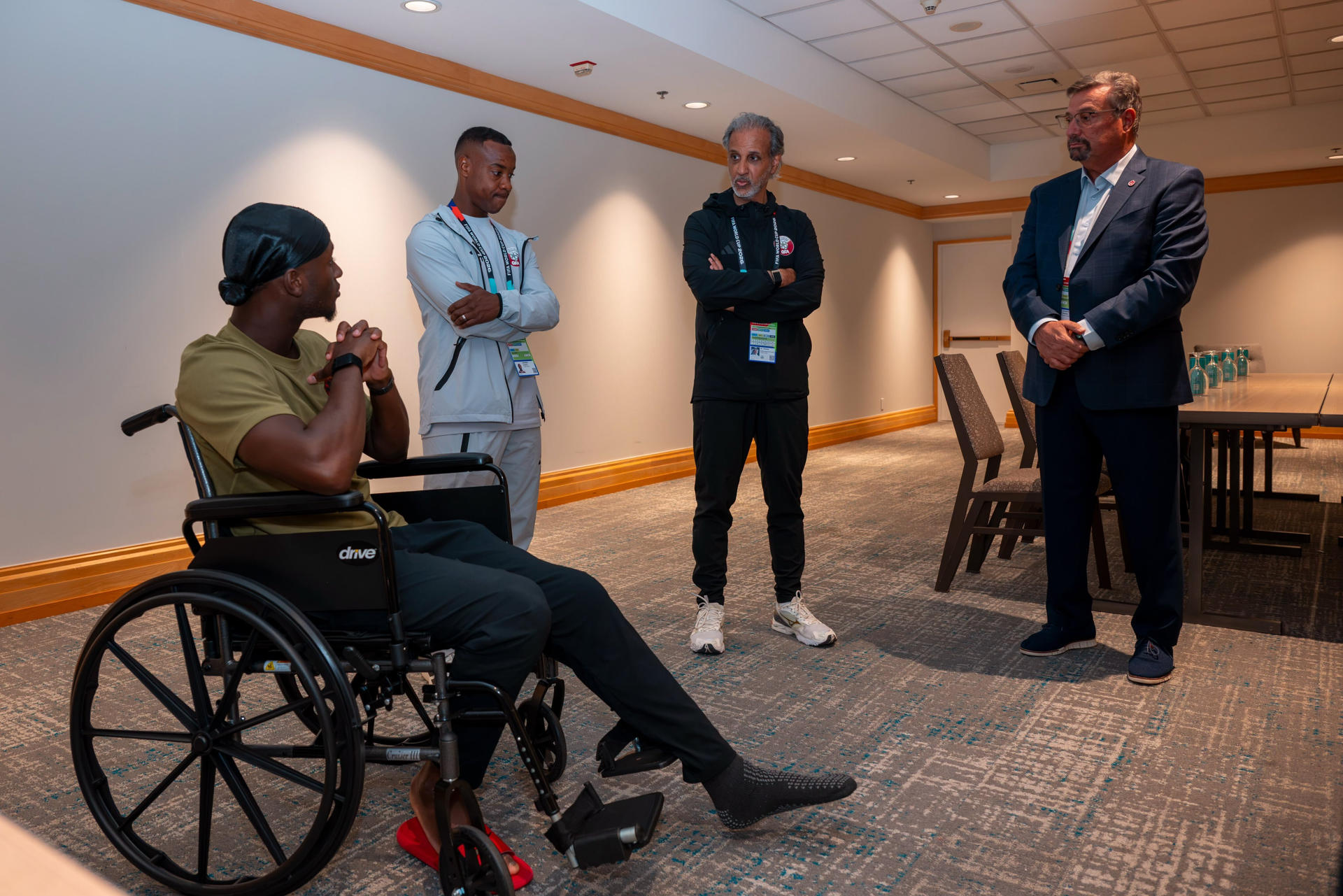 El mediocentro canadiense lesionado (i), Ismaël Koné, junto con el jugador catarí que le provocó la lesión (c), Asim Madibo, y el ministro catarí de Deportes y Juventud (d). EFE/Federación de Fútbol de Catar  *****SOLO USO EDITORIAL/SOLO DISPONIBLE PARA ILUSTRAR LA NOTICIA QUE ACOMPAÑA (CRÉDITO OBLIGATORIO) *****
