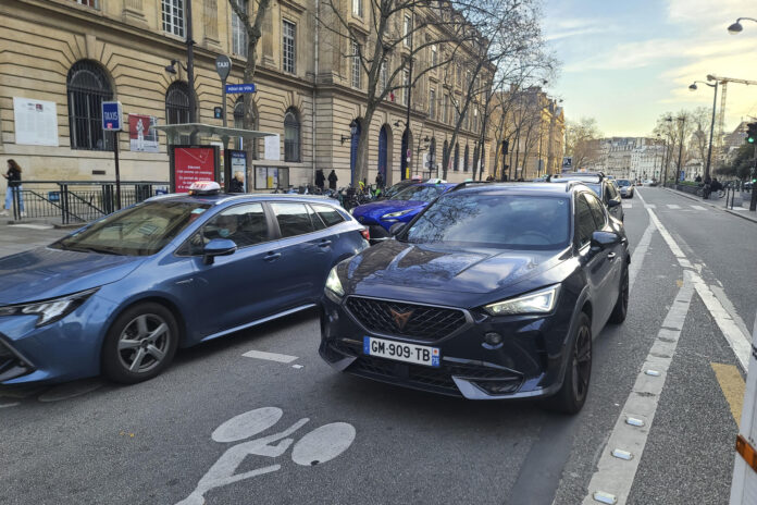 PARÍS (FRANCIA), .- Fotografía de archivo de varios coches que circulan por una calle de París. EFE/ Edgar Sapiña Manchado
