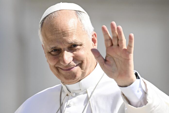 El papa León XIV saluda a los fieles durante la audiencia general semanal en la Plaza de San Pedro, Ciudad del Vaticano, el 24 de junio de 2026. EFE/EPA/RICCARDO ANTIMIANI
