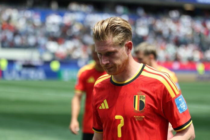 El futbolista belga Kevin De Bruyne camina decepcionado tras el empate en el partido de la fase de grupos de la Copa Mundial de la FIFA 2026 entre Bélgica e Irán, en Los Ángeles, EE.UU. EFE/EPA/CHRISTOPHER TORRES

