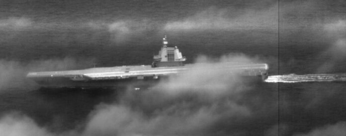 AME3850. TAIPÉI (TAIWÁN), 23/06/2026.- Fotografía cedida por el Ministerio de Defensa Nacional de Taiwán (MDN) que muestra el portaaviones más nuevo y avanzado de China, el Fujian, que navegó este martes por aguas del estrecho de Taiwán, informó el MDN, en lo que supuso el primer tránsito de un portaaviones chino por esta vía estratégica desde el pasado abril. EFE/ Ministerio de Defensa Nacional de Taiwán /SOLO USO EDITORIAL/ NO VENTAS/ SOLO DISPONIBLE PARA ILUSTRAR LA NOTICIA QUE ACOMPAÑA (CRÉDITO OBLIGATORIO)
