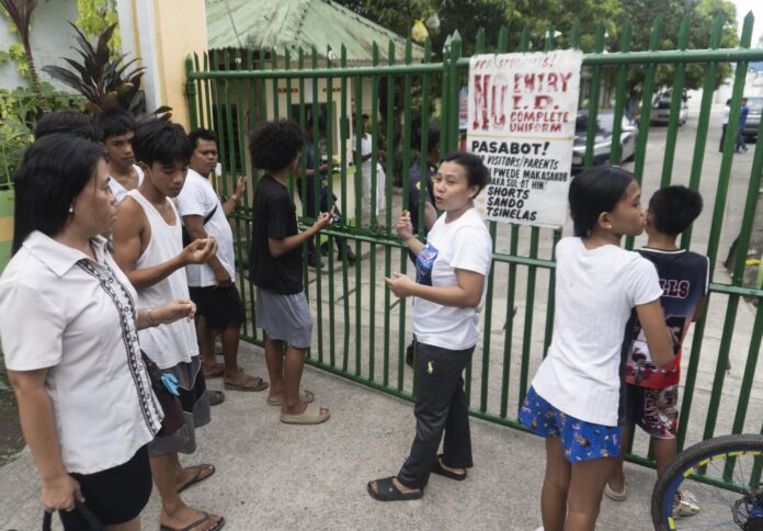 Fotografía de archivo, tomada el 22/06/2026, que muestra a personas afuera de la Escuela Nacional San Jose en Tacloban, Filipinas. EFE/EPA/CEL BACHO JR.
