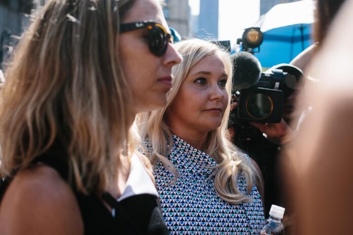 Fotografía de archivo, tomada el 27/08/2019, que muestra en el centro a la estadounidense Virginia Roberts Giuffre (C) afuera de una corte en Nueva York, Estados Unidos. EFE/EPA/ALBA VIGARAY
