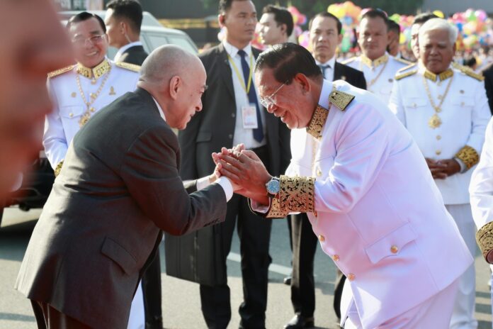 Fotografía de archivo, tomada el 09/11/2025, que muestra al rey de Camboya, Norodom Sihamoni (I), saludándose con el presidente del Senado caboyano, Hun Sen (D), en Nom Pen. EFE/EPA/KITH SEREY
