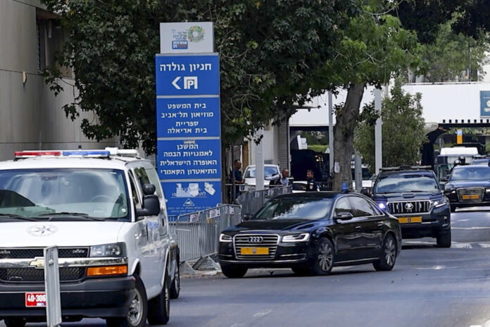Vehículos de seguridad del primer ministro de Israel, Benjamín Netanyahu, llegan este miércoles al Tribunal de Distrito de Tel Aviv. Netanyahu compareció hoy ante dicho Tribunal en el juicio que se sigue en su contra por presuntos delitos de fraude, abuso de confianza y soborno. EFE/ Magda Gibelli
