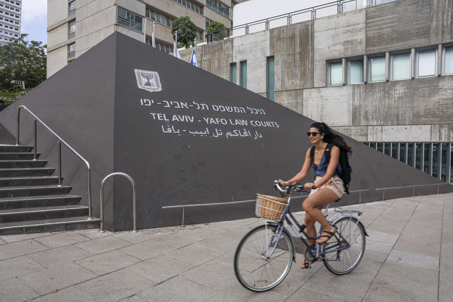 El primer ministro de Israel, Benjamín Netanyahu, compareció este miércoles ante el Tribunal de Distrito de Tel Aviv en el juicio que se sigue en su contra por presuntos delitos de fraude, abuso de confianza y soborno. EFE/ Magda Gibelli
