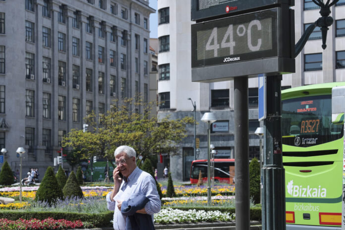 Un termómetro marca 44 º C este miércoles en Bilbao. EFE/Luis Tejido
