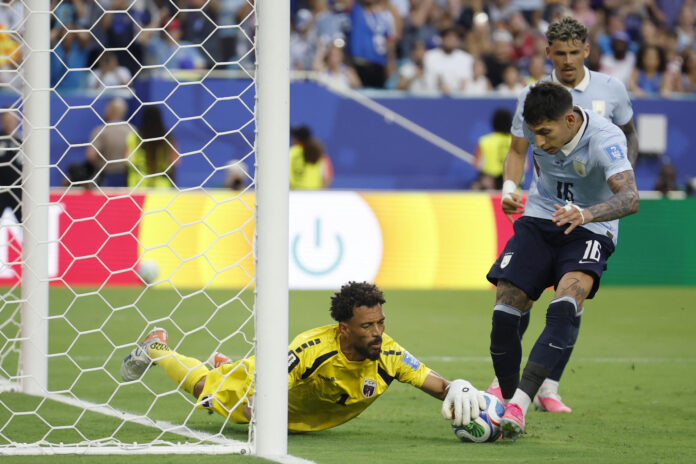 Mathías Olivera (d) de Uruguay disputa el balón con Vozinha de Cabo Verde en el partido del grupo H del Mundial de la FIFA 2026 entre Uruguay y Cabo Verde, en el estadio Hard Rock en Miami (EE.UU.). EFE/ Alberto Estevez
