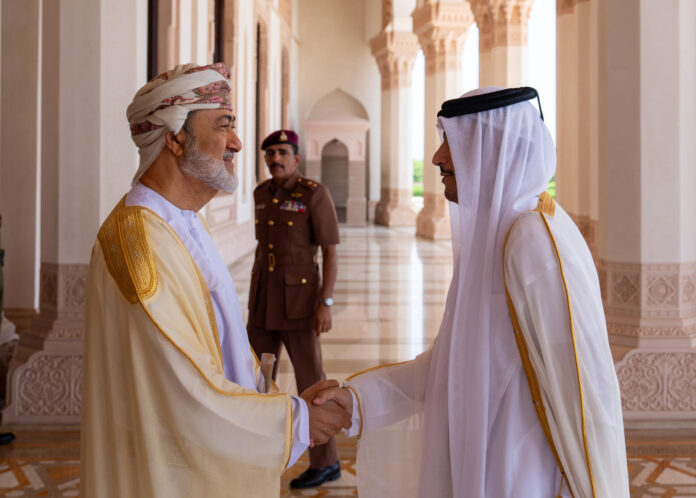 El primer ministro y jefe de la diplomacia catarí, Mohamed bin Abdulrahmán, saluda al sultán de Omán, Haizam bin Tariq (i), este miércoles en Mascate. Mohamed bin Abdulrahmán habló este miércoles con el sultán de Omán sobre las negociaciones entre Estados Unidos e Irán, así como los contactos árabes con Teherán para poner fin al conflicto en el estrecho de Ormuz y el golfo Pérsico. EFE/Ministerio de Exteriores de Omán/SOLO USO EDITORIAL/SOLO DISPONIBLE PARA ILUSTRAR LA NOTICIA QUE ACOMPAÑA (CRÉDITO OBLIGATORIO)

