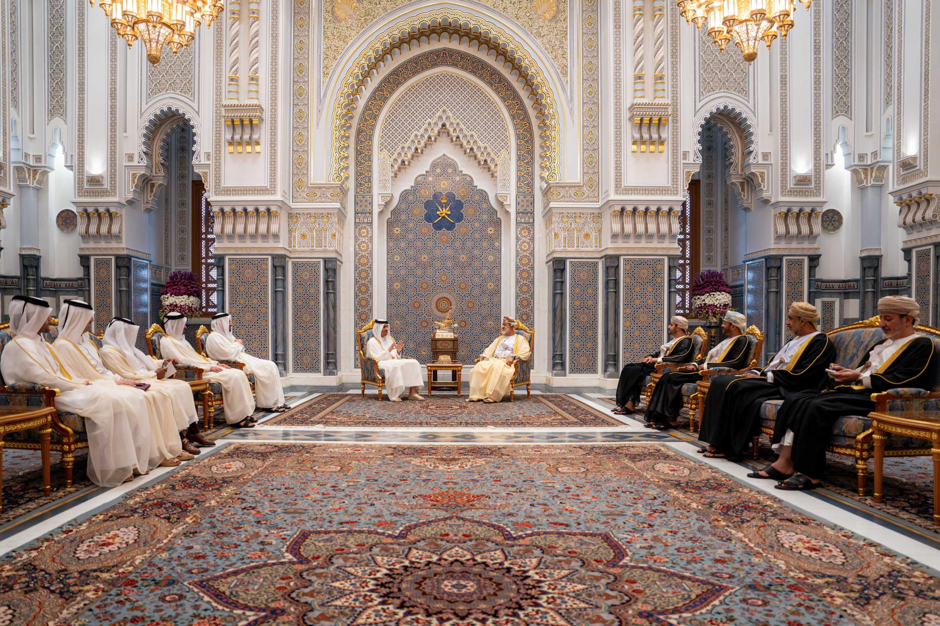 MASCATE, 24/06/2026.- El primer ministro y jefe de la diplomacia catarí, Mohamed bin Abdulrahmán (i) y el sultán de Omán, Haizam bin Tariq (d), durante el encuentro mantenido este miércoles en Mascate. Mohamed bin Abdulrahmán habló este miércoles con el sultán de Omán sobre las negociaciones entre Estados Unidos e Irán, así como los contactos árabes con Teherán para poner fin al conflicto en el estrecho de Ormuz y el golfo Pérsico. EFE/Ministerio de Exteriores de Omán/SOLO USO EDITORIAL/SOLO DISPONIBLE PARA ILUSTRAR LA NOTICIA QUE ACOMPAÑA (CRÉDITO OBLIGATORIO)