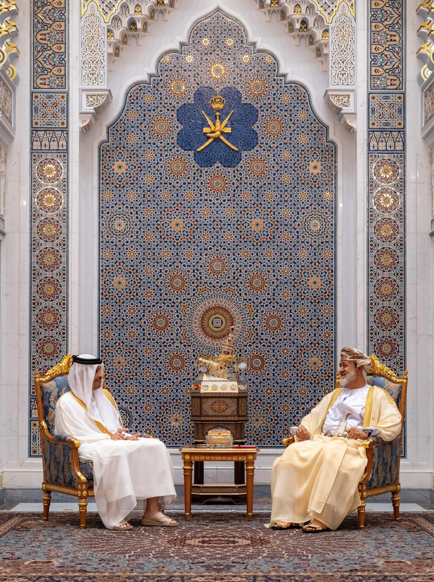 El primer ministro y jefe de la diplomacia catarí, Mohamed bin Abdulrahmán (i) y el sultán de Omán, Haizam bin Tariq (d),durante el encuentro mantenido este miércoles en Mascate. Mohamed bin Abdulrahmán habló este miércoles con el sultán de Omán sobre las negociaciones entre Estados Unidos e Irán, así como los contactos árabes con Teherán para poner fin al conflicto en el estrecho de Ormuz y el golfo Pérsico. EFE/Ministerio de Exteriores de Omán/SOLO USO EDITORIAL/SOLO DISPONIBLE PARA ILUSTRAR LA NOTICIA QUE ACOMPAÑA (CRÉDITO OBLIGATORIO)