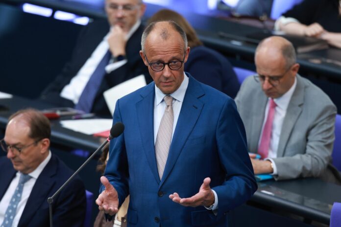 El canciller alemán, Friedrich Merz, durante su comparecencia en el Parlamento (Bundestag).EFE/EPA/CLEMENS BILAN
