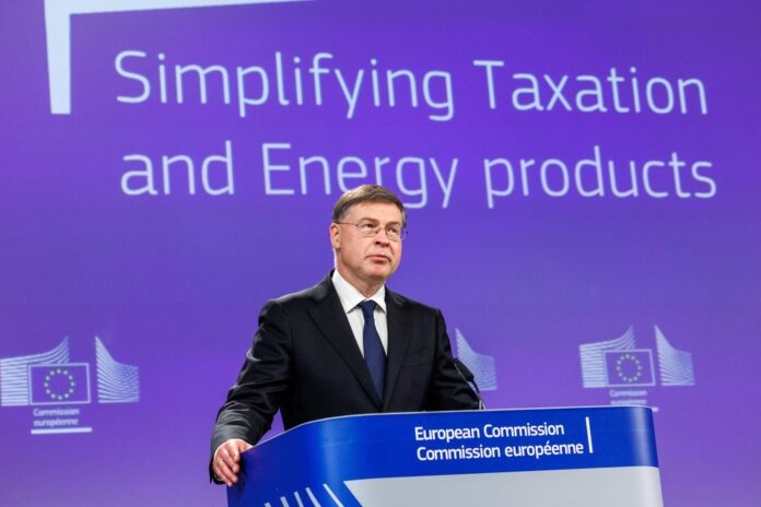 El Comisario Europeo de Economía y Productividad, Valdis Dombrovskis, habla durante una rueda de prensa sobre las propuestas omnibus en materia de fiscalidad y legislación de productos energéticos, tras la lectura de conclusiones de la reunión del Colegio en Bruselas, Bélgica, 24 de junio de 2026. (Bélgica, Bruselas) EFE/EPA/OLIVIER
