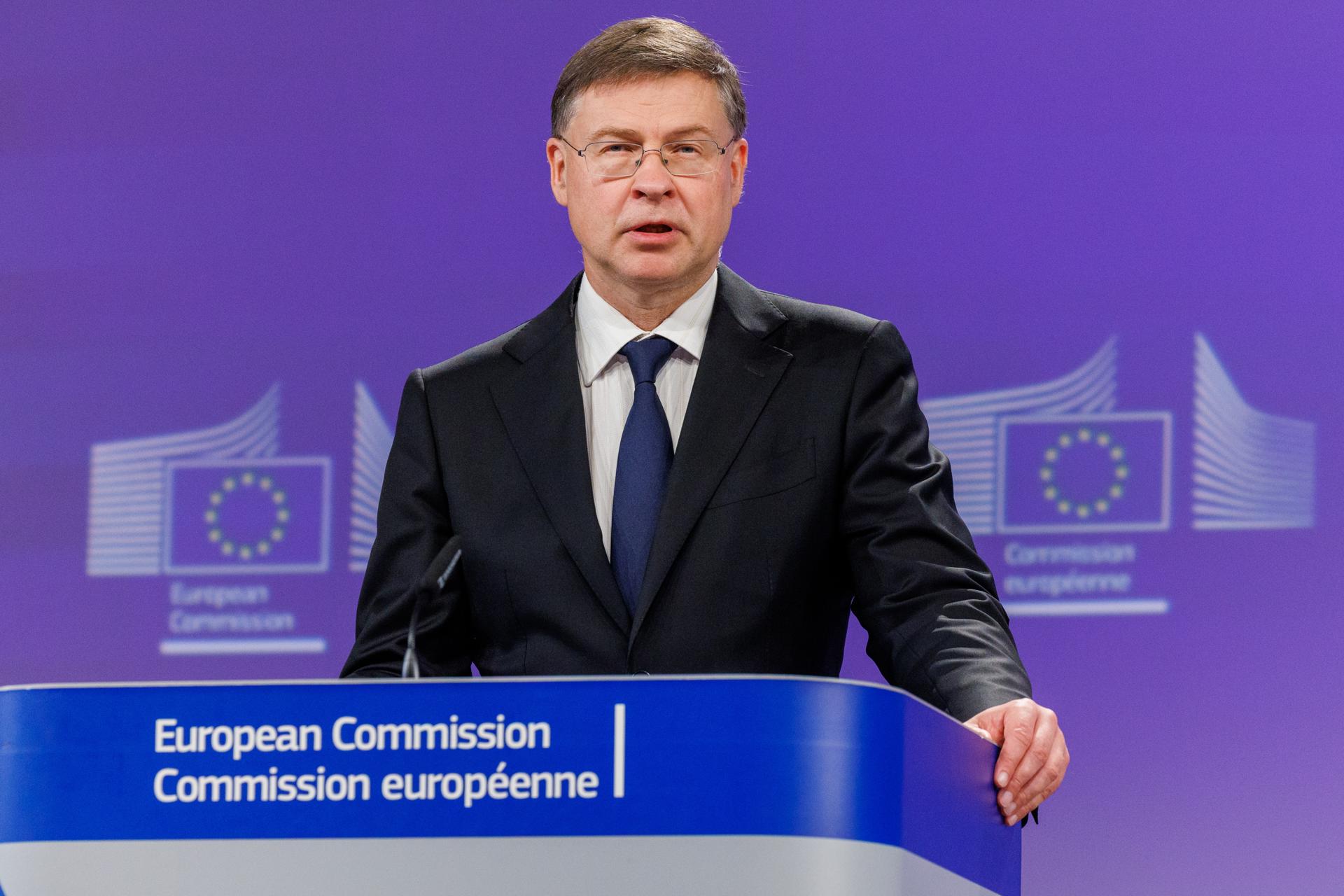 El Comisario Europeo de Economía y Productividad, Valdis Dombrovskis, habla durante una rueda de prensa sobre las propuestas omnibus en materia de fiscalidad y legislación de productos energéticos tras la lectura de la reunión del Colegio en Bruselas, Bélgica, 24 de junio de 2026. (Bélgica, Bruselas) EFE/EPA/OLIVIER MATTHYS
