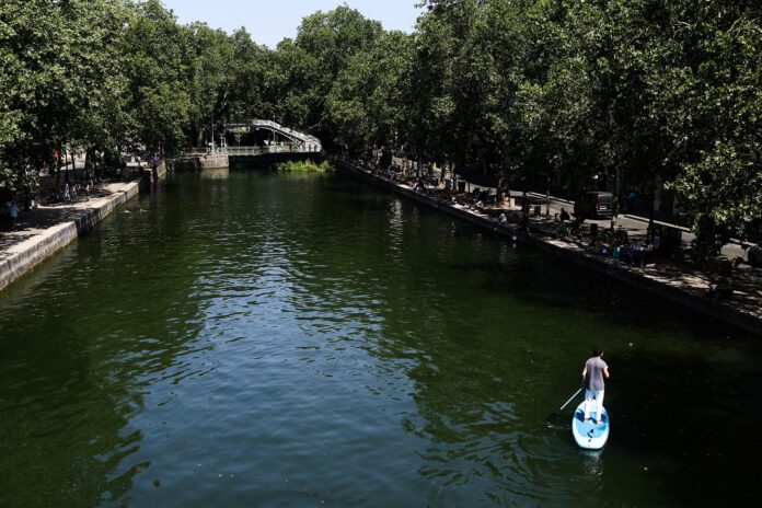 Un hombre navega por el Canal Saint-Martin, en París, Francia. EFE/EPA/TERESA SUAREZ
