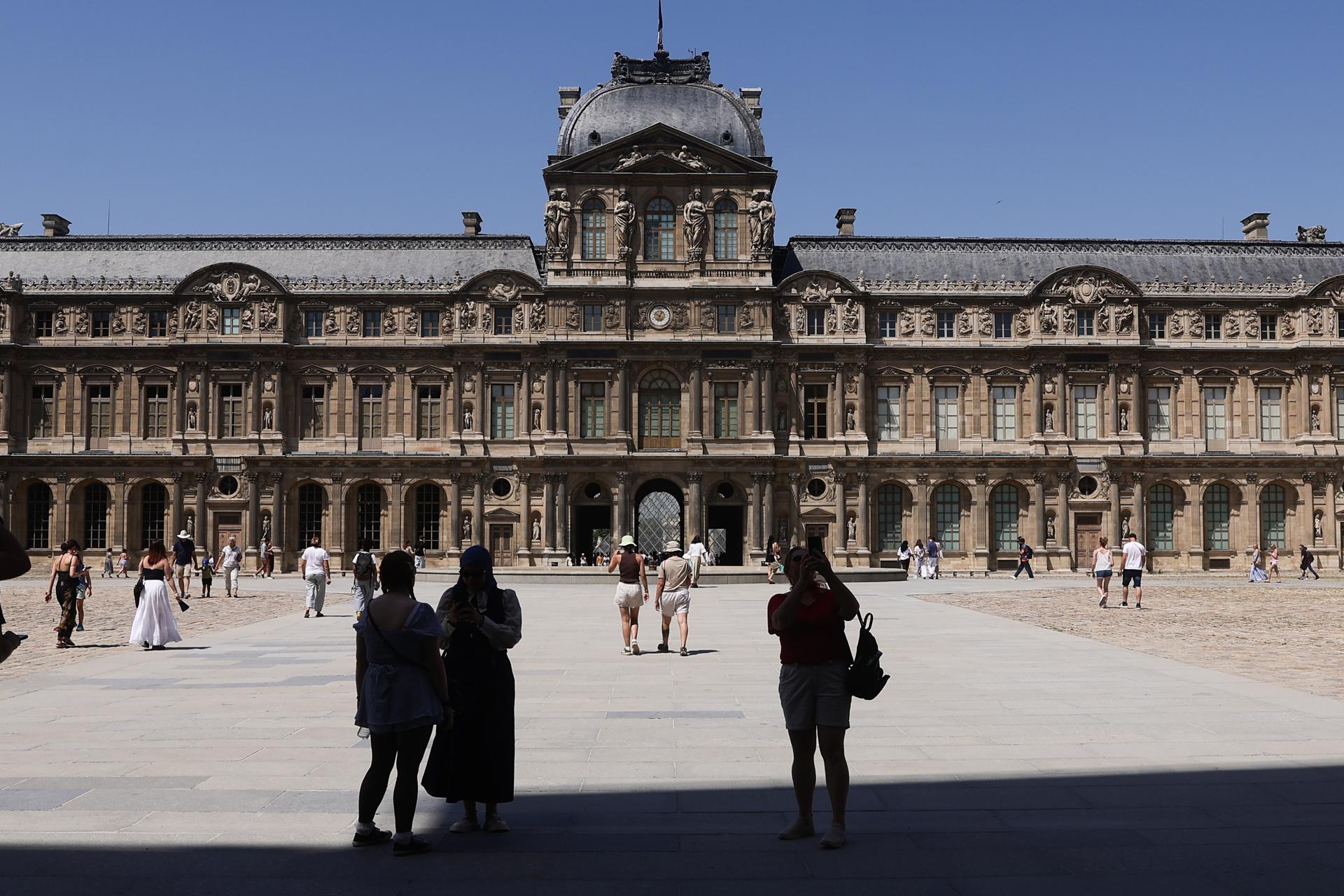 Varios turistas en las inmediaciones del Museo del Louvre, París, Francia. EFE/EPA/TERESA SUAREZ
