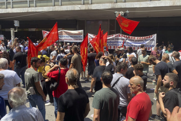 Decenas de trabajadores del turismo y la hostelería se manifiestan frente al Ministerio de Trabajo de Grecia en Atenas en el marco de una huelga de 24 horas, convocada en plena temporada alta con millones de turistas en el país, para reivindicar subidas salariales y mejores condiciones laborales. EFE / Diego Sáez Papachristou
