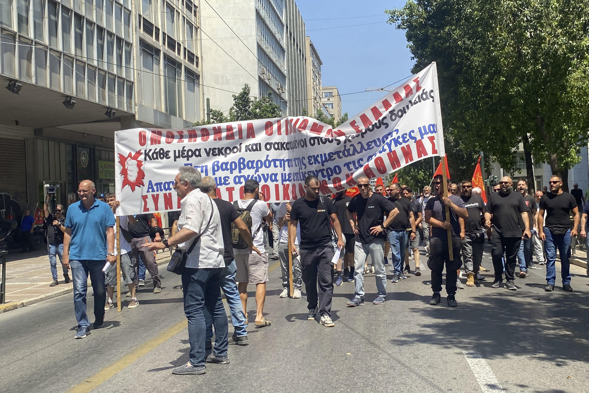 Decenas de trabajadores del turismo y la hostelería se manifiestan frente al Ministerio de Trabajo de Grecia en Atenas en el marco de una huelga de 24 horas, convocada en plena temporada alta con millones de turistas en el país, para reivindicar subidas salariales y mejores condiciones laborales. EFE / Diego Sáez Papachristou
