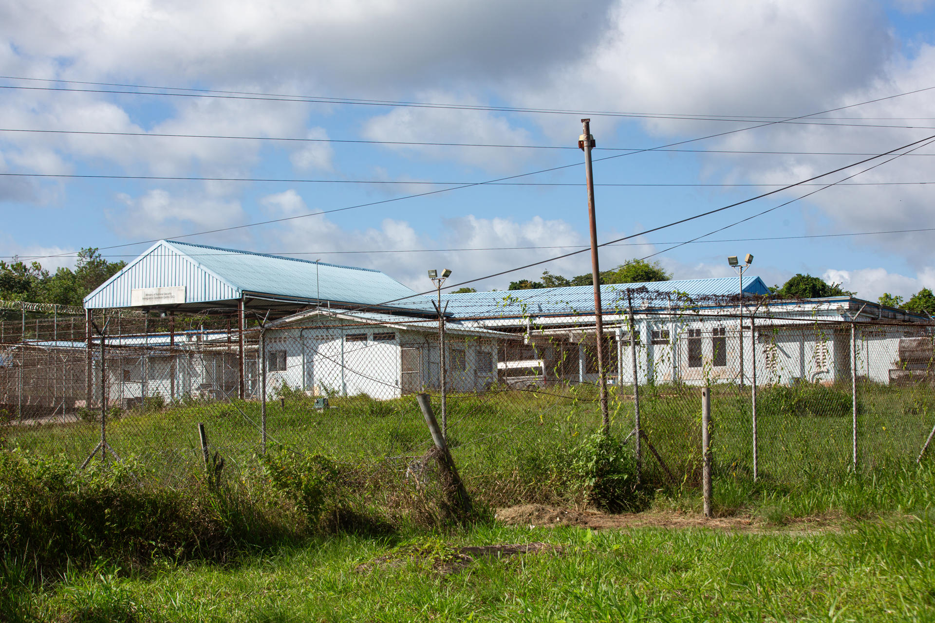 Vista general, captada el pasado 12 de junio, de un sector del Centro de Detención de Inmigrantes (IDC) en Aripo (Trinidad y Tobago). EFE/Andrea De Silva
