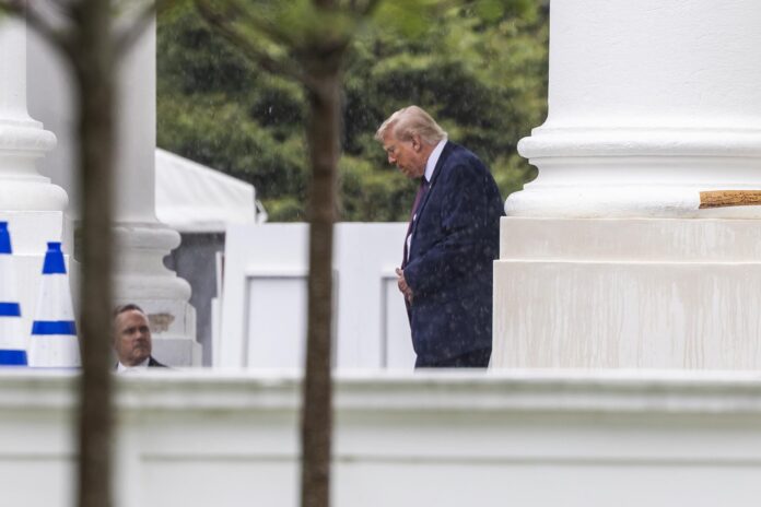 El presidente de Estados Unidos, Donald Trump (c), fue captado este 24 de junio, a su salida de la Casa Blanca rumbo a un evento en Pensilvania, en Washington DC (EE.UU.). EFE/Jim Lo Scalzo
