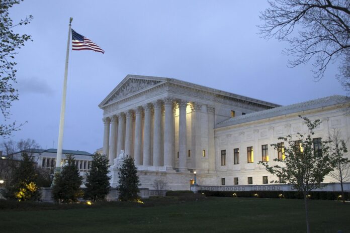 Fotografía de archivo de una vista general de la sede del Tribunal Supremo estadounidense, en Washington DC (EE.UU.). EFE/Michael Reynolds
