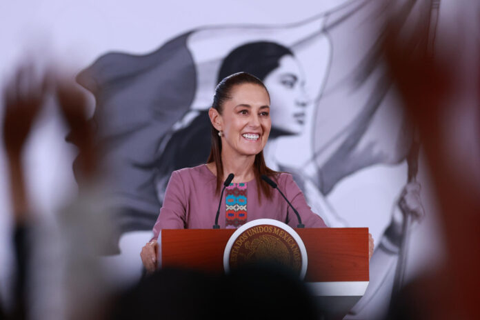 La presidenta de México, Claudia Sheinbaum, habla durante una rueda de prensa este miércoles, en el Palacio Nacional de Ciudad de México (México). EFE/Mario Guzmán
