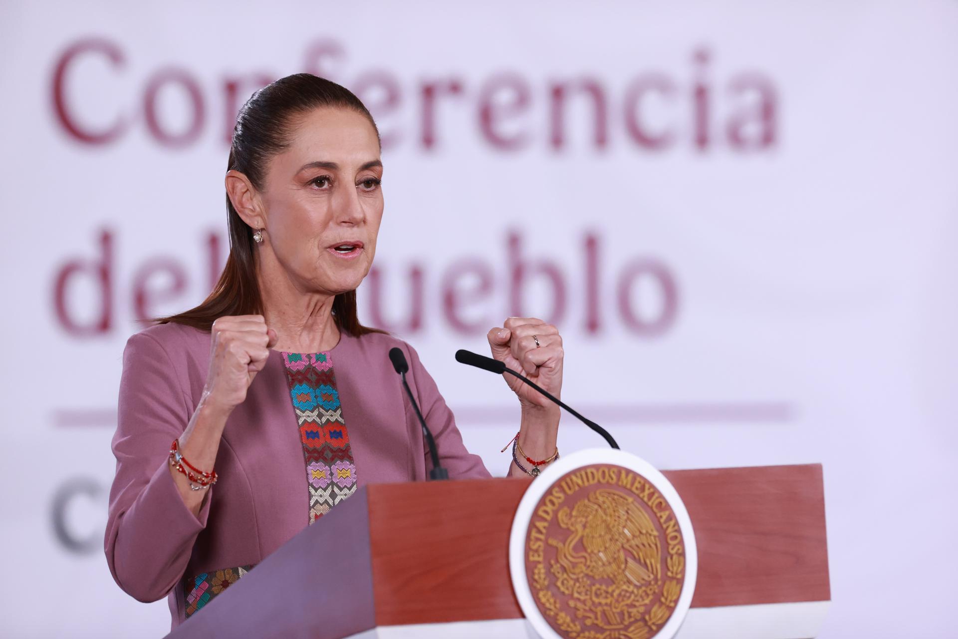 La presidenta de México, Claudia Sheinbaum, habla durante una rueda de prensa este miércoles, en el Palacio Nacional de Ciudad de México (México). EFE/Mario Guzmán