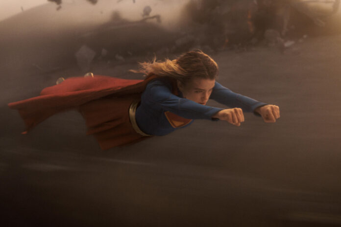 Fotograma cedido este 24 de junio por DC Studios en la que aparece la actriz australiana Milly Alcock durante una escena de la película 'Supergirl', que se estrena oficialmente el jueves en las salas de cine. EFE/DC Studios
