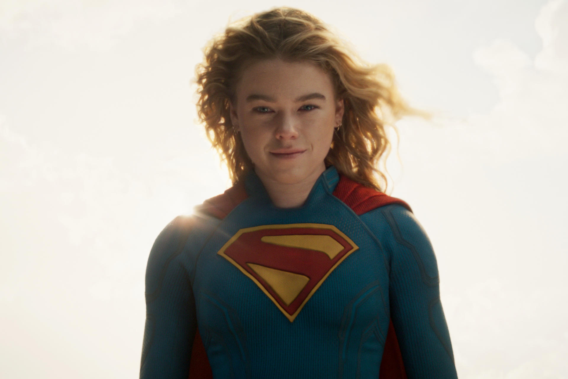 Fotograma cedido este 24 de junio por DC Studios en la que aparece la actriz australiana Milly Alcock durante una escena de la película 'Supergirl', que se estrena oficialmente el jueves en las salas de cine. EFE/DC Studios
