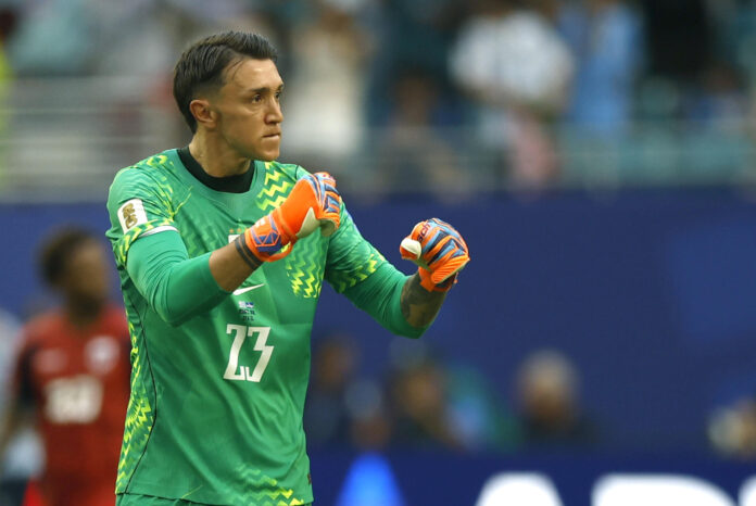 Fernando Muslera de Uruguay celebra un gol en un partido del grupo H del Mundial de la FIFA 2026 entre Uruguay y Cabo Verde, en el estadio Hard Rock en Miami (EE.UU.). EFE/ Alberto Estevez
