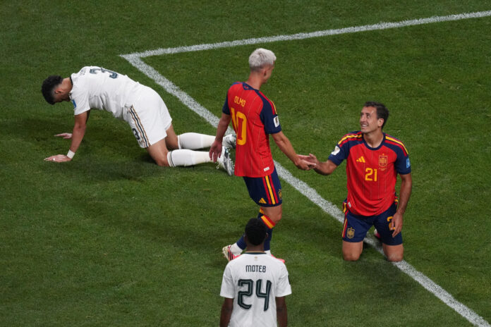 Los jugadores de España Mikel Oyarzabal (d) y Dani Olmo durante el partido del Mundial 2026 entre España y Arabia Saudí, e. EFE/Kenneth Fernández
