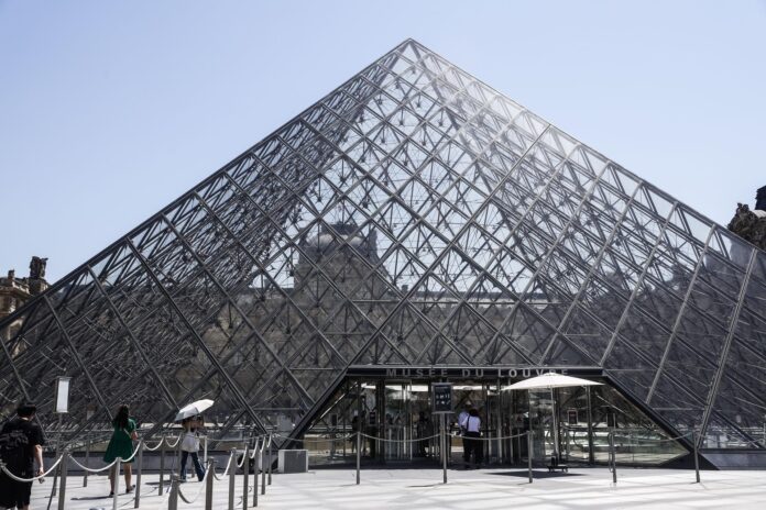 Varios turistas visitan el Museo del Louvre, en París, Francia. EFE/EPA/TERESA SUAREZ
