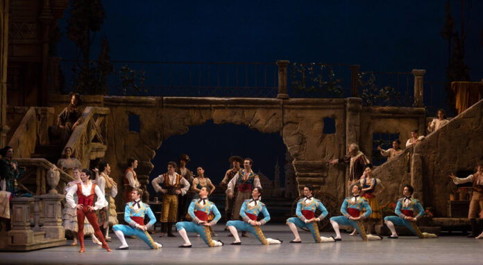 Fotografía cedida por Rosalie O'Connor donde aparece Herman Cornejo (i) como Basilio junto a otros integrantes del American Ballet Theater (ABT) durante una presentación de 'Don Quixote'. EFE/Rosalie O'Connor /SOLO USO EDITORIAL /NO VENTAS /SOLO DISPONIBLE PARA ILUSTRAR LA NOTICIA QUE ACOMPAÑA /CRÉDITO OBLIGATORIO
