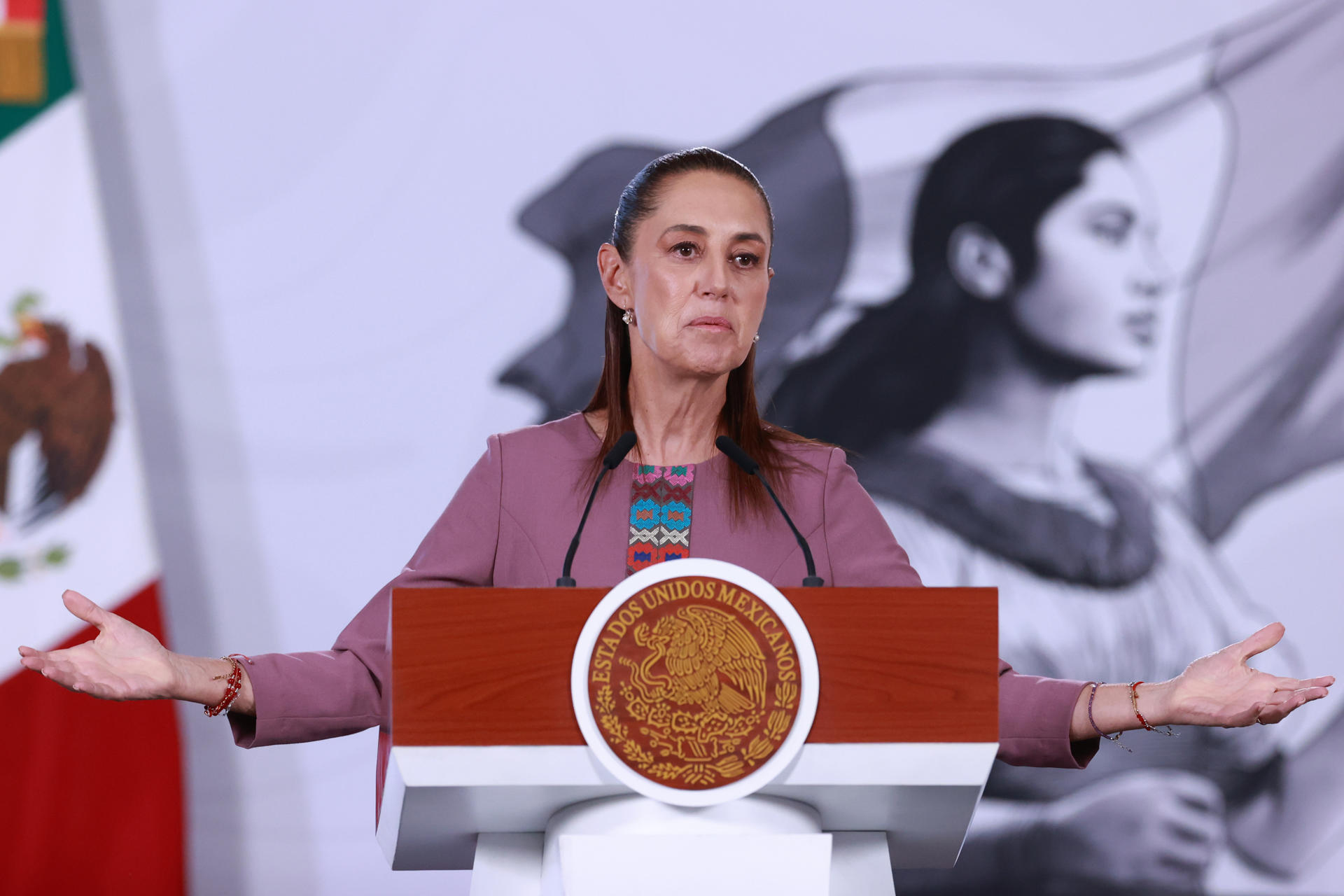 La presidenta de México, Claudia Sheinbaum, habla en una rueda de prensa este miércoles, en el Palacio Nacional de Ciudad de México (México). EFE/Mario Guzmán