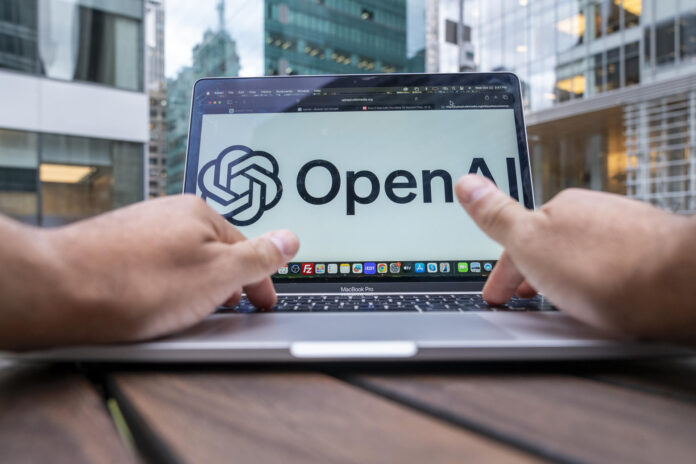 Una persona revisa su computador con el logo de OpenAI en Nueva York (Estados Unidos). Fotografía de archivo. EFE/ Angel Colmenares
